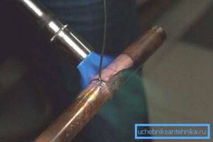 The photo shows the high-temperature soldering process