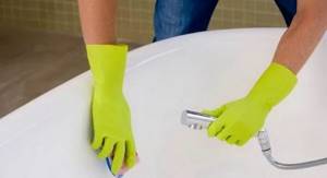 Cleaning the bathtub with baking soda.