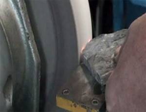 Cleaning a dirty grinding wheel