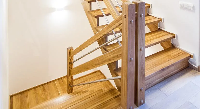 Support pillars on a turning staircase