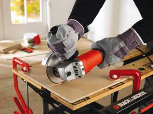 The optimal cutting speed is selected depending on the type of wood: