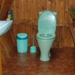 Организация туалета с удобным унитазом позволит существенно повысить уровень комфорта на даче