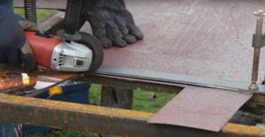 Basic process and safety precautions when cutting sheet metal with an angle grinder