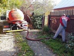Pumping out a septic tank at the dacha