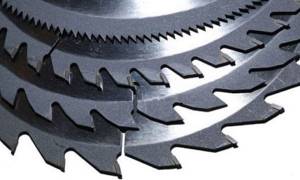 Grooves on saw blades
