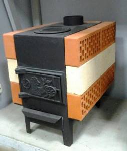 Oven lined with bricks