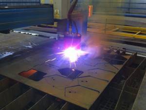 Plasma cutting of metal in a protective gas environment