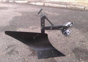 Do-it-yourself plow for a walk-behind tractor