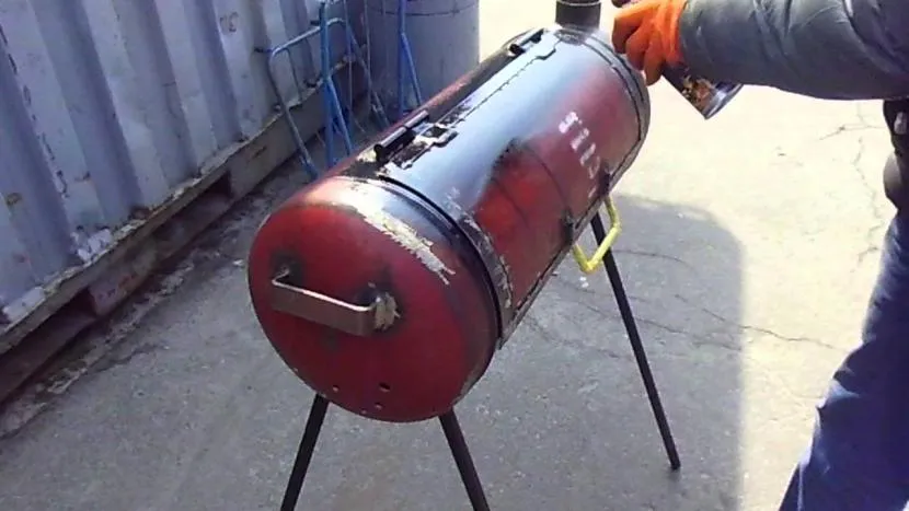 Painting a barbecue with spray paint