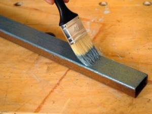 Varnishing of metal products