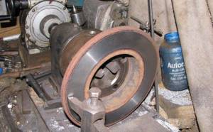 Grooving a brake disc on a homemade lathe