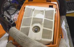 checking the chainsaw air filter and replacing it