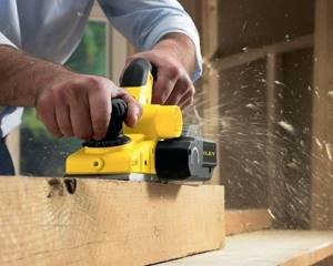 Working with an electric planer