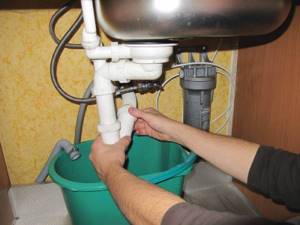 разборка канализационной трубы на кухне