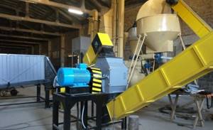 Rotary hammer crusher designed for grinding wood pulp in the process of producing fuel pellets