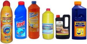 Шесть бутылок с химическими средствами для прочистки