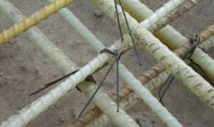 Fastening the reinforcing mesh using tie wire