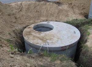 Drainage pit made of concrete rings