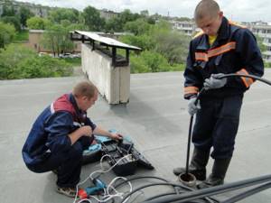 Removing the plug from the sewer with a manipulator