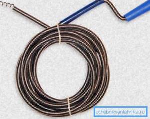 The spiral tip of the cleaning cable should screw into the blockage relatively easily