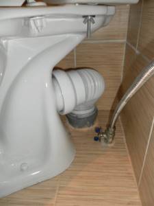 Method of connecting a toilet with a horizontal outlet to a socket in the bathroom floor