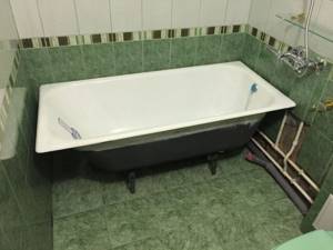 The steel bathtub can be installed on legs