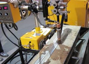 Welding tractor for automatic submerged arc welding