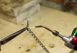 Technique for soldering a silver chain with a soldering iron