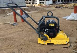 Tamping unit at a construction site