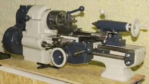 TV16 General view of a screw-cutting lathe