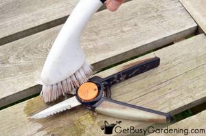 Removing dirt from pruning blades