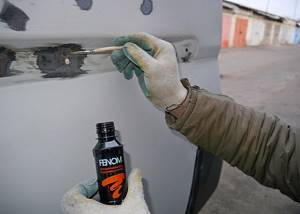 Removing rust from a car body - applying converter with a brush
