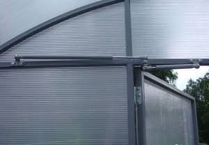 Universal automatic greenhouse ventilator for side and dome vents