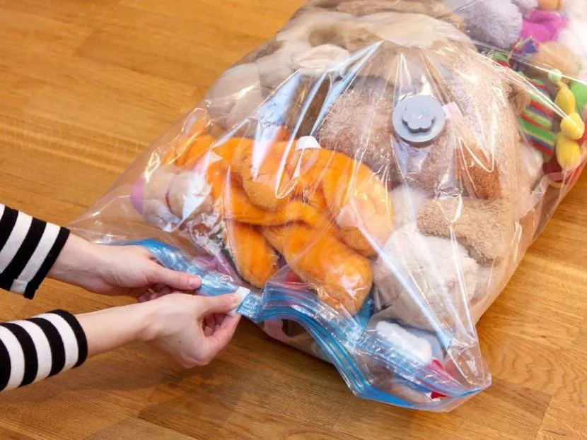 Vacuum packaging of clothes