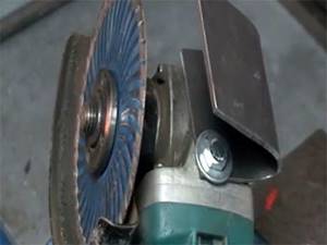Support on the grinder for dressing abrasive wheels by grinding