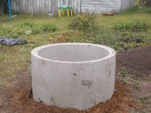Установка бетонного кольца для компостной ямы