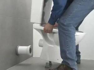 Do-it-yourself installation and connection of a toilet with a horizontal outlet