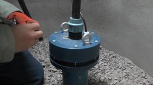 Installing a submersible pump in a well