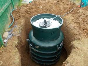 Septic tank installed in a pit
