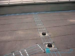 Installation of a flat roof with internal drainage and installation of a drainage funnel