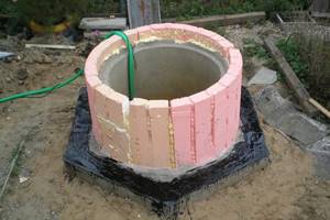 Insulation of the caisson neck for a well