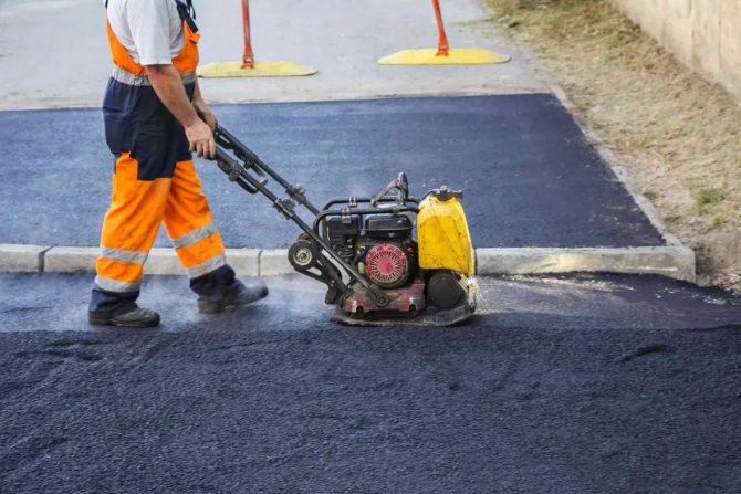 Water prevents the asphalt mixture from sticking