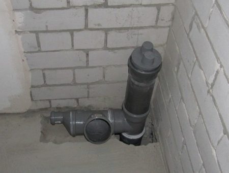 Временная заглушка на трубу канализации