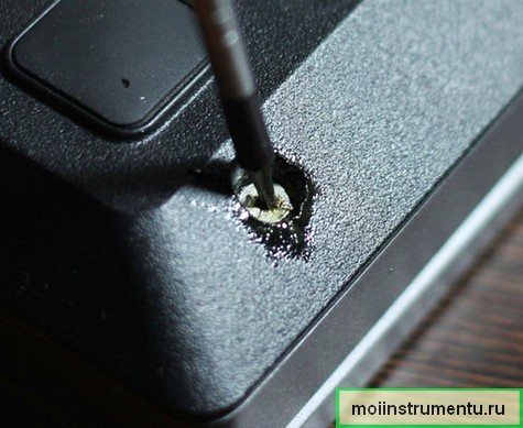 Unscrew the broken bolt from the laptop