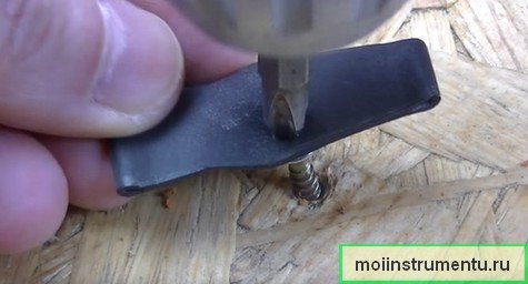 Unscrew the screw with licked edges