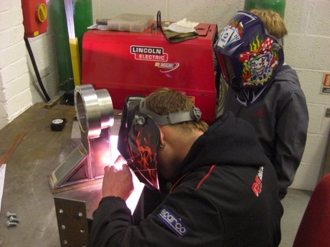 It is necessary to perform semi-automatic pipe welding using gas protection only if the workplace is fully equipped