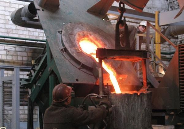 Production of steel from an electric arc melting furnace