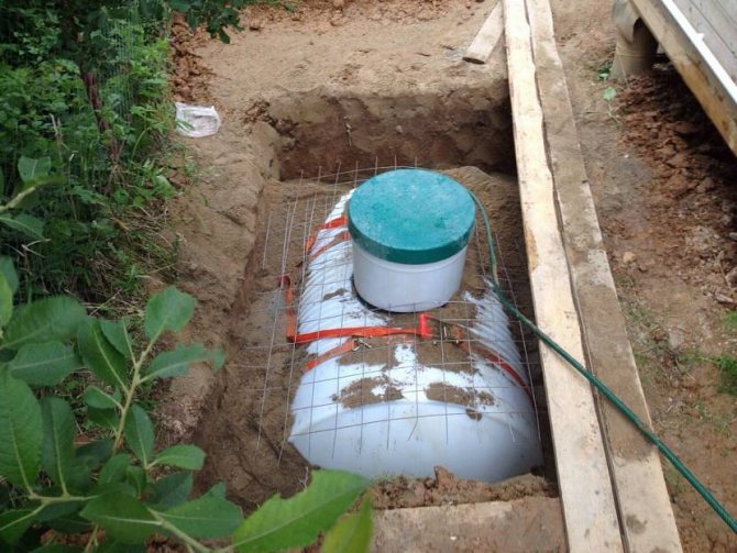When burying a plastic barrel without stiffeners, it must be simultaneously filled with water to balance the external pressure on the walls