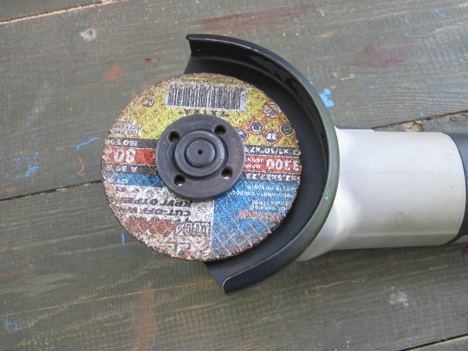 Replacing a disc on an angle grinder