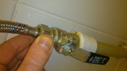 Shut-off valve for connecting the water heater